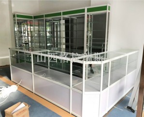 【好消息】太原李先生手機配件店定制的整店展示柜玻璃柜安裝中！